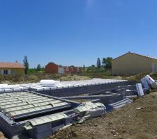 Dalle vue d'un peu plus loin, futur garage au premier plan.