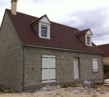 Fenetre,porte,volet poser et terminer,tres prochainement l'interieur,les dechets s'amoncellent autour de la maison,ce soucis sera regler tres prochainement