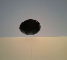 Ho la vache , un gros trou dans le plafond !!!
