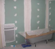 Côté baignoire avec radiateur séche serviette