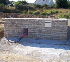 Le muret technique termin&eacute; avec la boite au lettres
