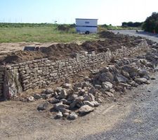 Deuxi&egrave;me partie (sur 3) du muret en cours de construction