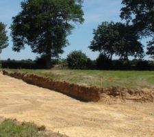 Les tranchées de voie d'accès commencent :) on commence à entrapercevoir les contours de notre terrain !