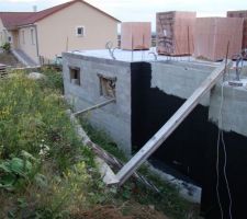 Apr&egrave;s 2 couches d'enduit hydrofuge, on passe la 1ere couche d'enduit bitume....