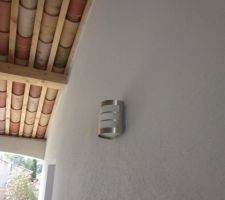 Pose des appliques ext&eacute;rieures