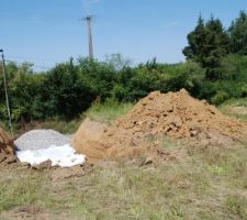 Résultat de la première journée de travaux à la mi-journée : les cailloux ont été déposés, le bidim a été installé grossièrement.