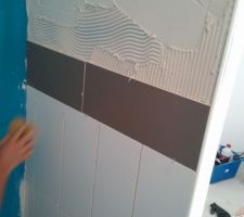 Début de la pose de la faience dans la douche à l'italienne
