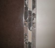 Salle de bain parents : detail de la faience et frise