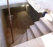 Escalier du sous-sol décoffré