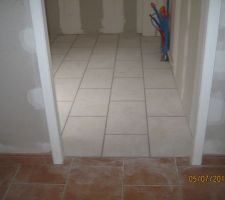 Idem que l'autre photo mais avec une autre vue. merci au carreleur du constructeur qui nous a dit comment commencer. nous avons choisi de les poser dans ce sens afin de donner l'impression d'une pi&egrave;ce plus grande