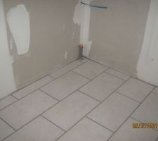 Carrelage fait par nous. premi&egrave;re fois que mon conjoint le faisait. il ne s'est pas trop mal d&eacute;brouill&eacute;