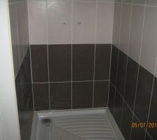 Douche elle est carrel&eacute;e jusqu'au plafond. placo sp&eacute;cial plus une couche de produit qui prot&egrave;ge plus.