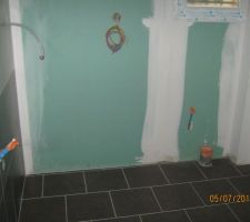 &agrave; droite de la photo, le trone du ma&icirc;tre des lieux.