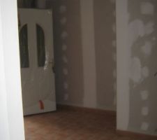 Notre entr&eacute;e sous un autre angle. Avec notre porte et derri&egrave;re nous allons faire un placard avec des portes coulissantes.