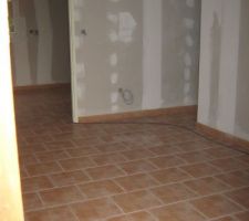 Entr&eacute;e avec vue sur la cuisine. &agrave; droite l'escalier qui sera pos&eacute; prochainement par le constructeur