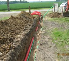 Voilà la tranchée et au fond les panneaux de notre construction