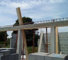 Maison A les poteaux ont été fait en fin de semaine dernière la poutre ce lundi