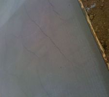 Dalle faite par 28 degres, pas mal de fissures (1 &agrave; 3mm de large). Une fissure mesur&eacute;e entre 1 et 4 cm de profondeur.