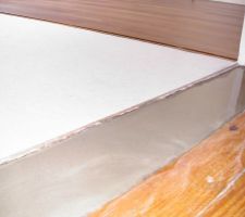 Agr&eacute;age du pas de porte du couloir et de la chambre.