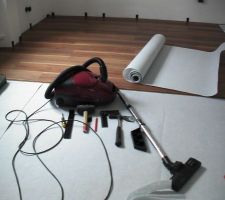 Pose du parquet flottant.