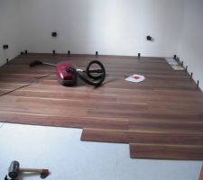 Pose du parquet flottant.
