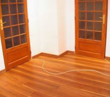 Pose du parquet flottant.