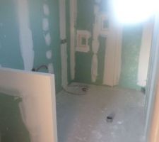 Salle de bain (future douche &agrave; l'italienne avec niches int&eacute;gr&eacute;es)