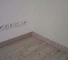 Plinthe en cours dans le salon