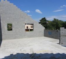 La chambre d'enfant avec la salle de bain à gauche