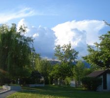 Vue du parc arriere, par une fin de journ&eacute;e nuageuse