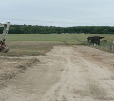 Une des all&eacute;es du lotissement en pr&eacute;paration. Au bout un peu &agrave; gauche notre terrain!