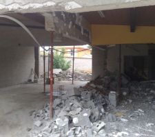 Voil&agrave;, les murs du batiment garage/preau sont tomb&eacute;s (la plus grosse partie)