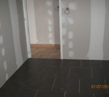 Carrelage pi&egrave;ce du bas bureau.