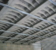 Pose des fourrures sous le plancher béton