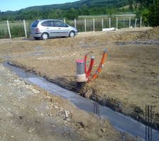 Le beton qui soutiendra les deux rangées de parpaings est coulé.
