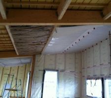 Plafond étage en 3 étapes : iso laine de verre en 260mm, pare-vapeur Deta Fol, et Sixbox pour les fourrures...