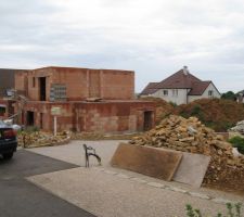 élévation des murs terminée et dalle superieure prete a etre coulée.