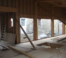 Une vue depuis la cuisine vers les baie vitrées du salon au 1er etage