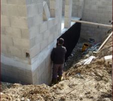 Le constructeur n'ayant pas prevu d'enduit sur le vide sanitaire, nous le faisons nous m&ecirc;me