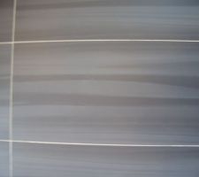 Carrelage salle de bain du haut pour le sol et coin douche.