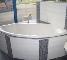 Carrelage de la salle de bain du haut
blanc/crème sur les murs