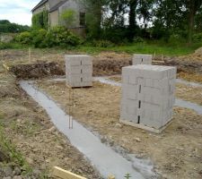 Premier contact avec les travaux ! surprise ! les fondations sont finies !!!