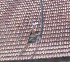 Ils ont fait un trou dans le toit!!! Fallait enlever des tuiles pour faire passer le tuyau de la pompe