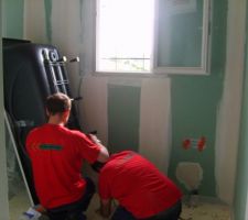 Sdb:les hommes en plein effort pour installer la baignoire