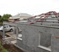 La logiquement je suis sur le côté de la maison, juste à l'arrière de la future piscine.