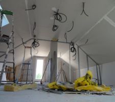 Etage avec plafonds isolés et plaqués