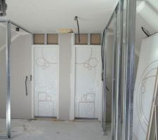 Chambres de l'étage fermée!, on voit se dessiner le dressing à droite  et le wc à gauche