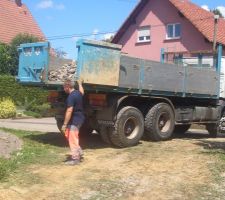 Arrivage de remblai fais de pierre et terre concassé! ( il va falloir plusieurs camion !!)