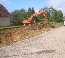 Le gentil monsieur très habile s'occupe en attendant le retour des tracteurs