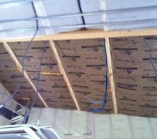 Enfin le plafond de l'étage est fini en laine de verre !